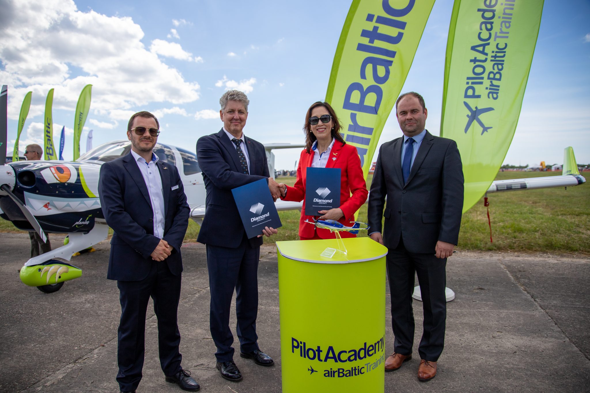 airBaltic signs LOI for three Diamond aircraft to join pilot academy